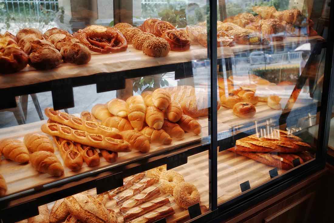 Il bancone di un panificio con pane e brioche esposti